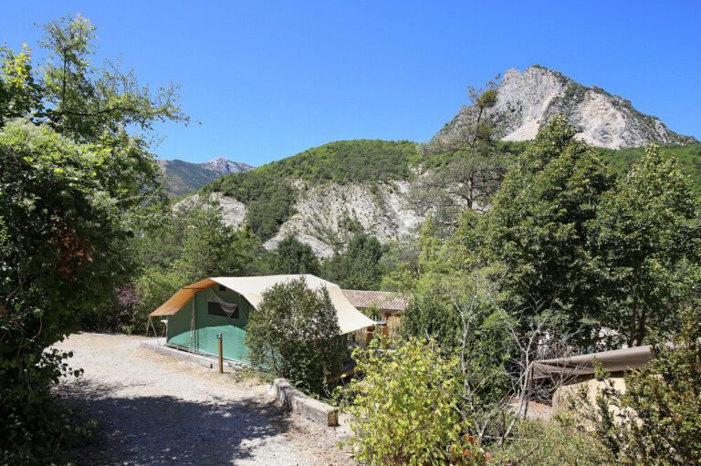 Quelle expérience unique offre le village Huttopia du Pays de Condrieu 32 village huttopia au bord de la nature