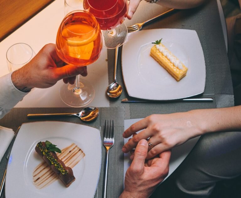 Qu'est-ce que "Les Gouttes de Dieu" à Paris et pourquoi est-ce populaire 9 vin et gastronomie a paris ambiance conviviale