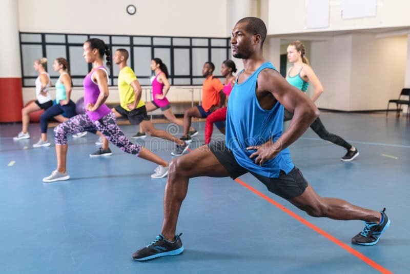 visiteurs sentrainant dans un gymnase moderne