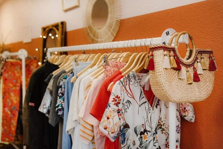 Quels sont les produits et services offerts par le Rayon d'Or rue de Rennes 24 vitrine coloree du magasin rayon dor