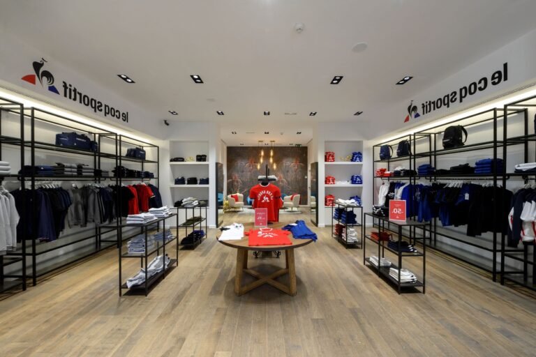 vitrine de magasin le coq sportif