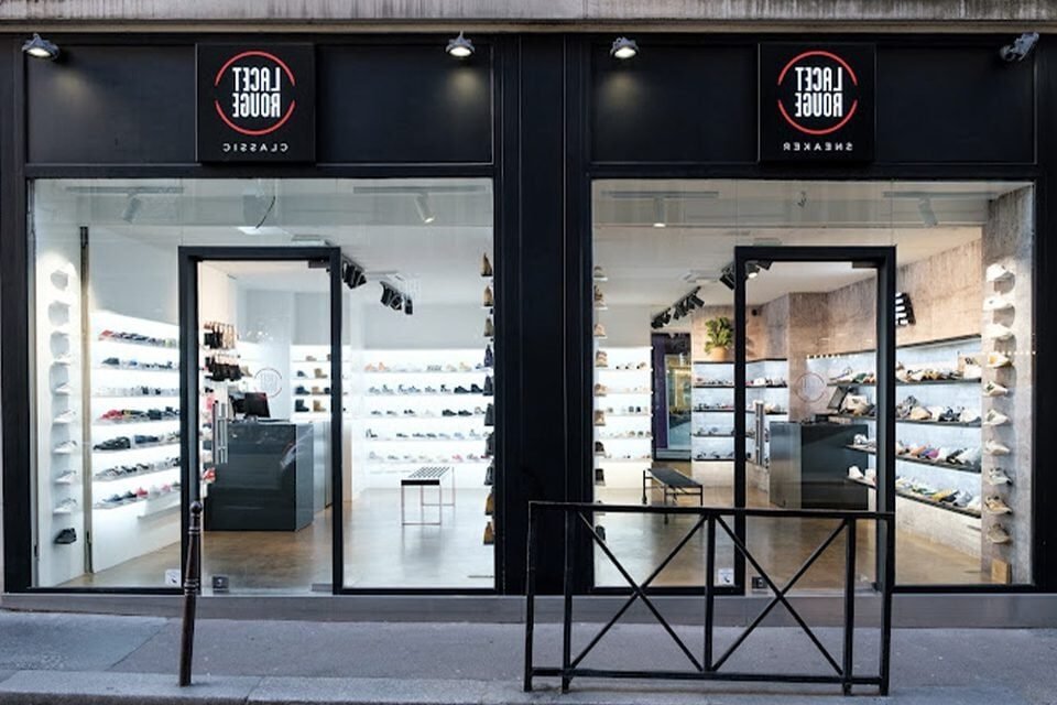 vitrine dun magasin de sneakers a paris