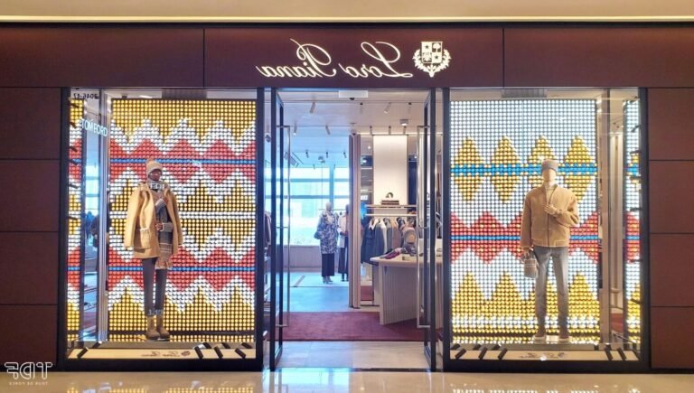 vitrine elegante de la boutique loro piana