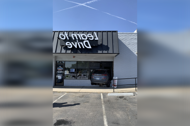 Pourquoi choisir l'auto-école Le Bon Sens à Rouen pour votre permis 31 voiture dauto ecole devant un batiment 2