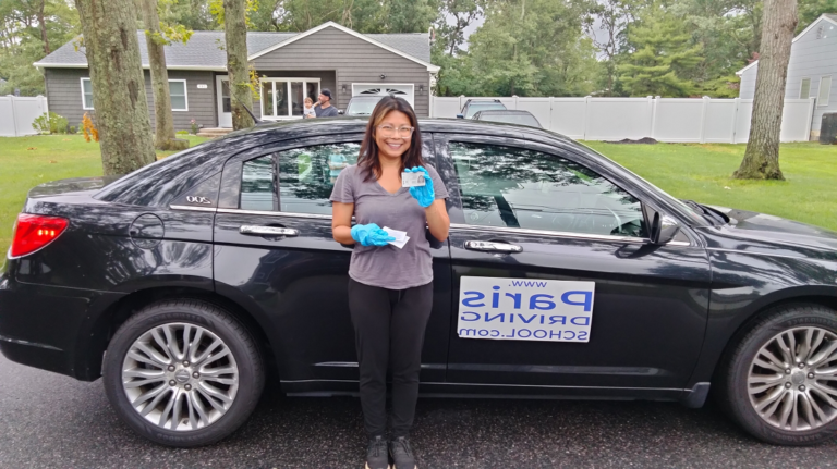 Pourquoi choisir l'Auto École Paris Jeanne d'Arc pour votre permis 43 voiture dauto ecole devant un batiment parisien