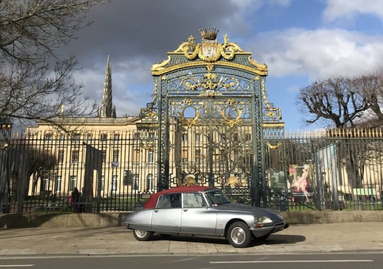 voiture elegante devant ds store bordeaux