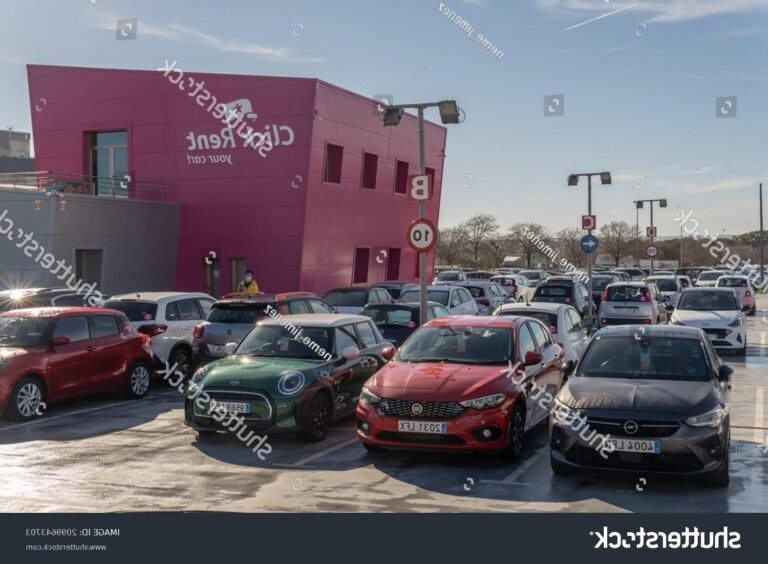 voiture garee devant une agence de location