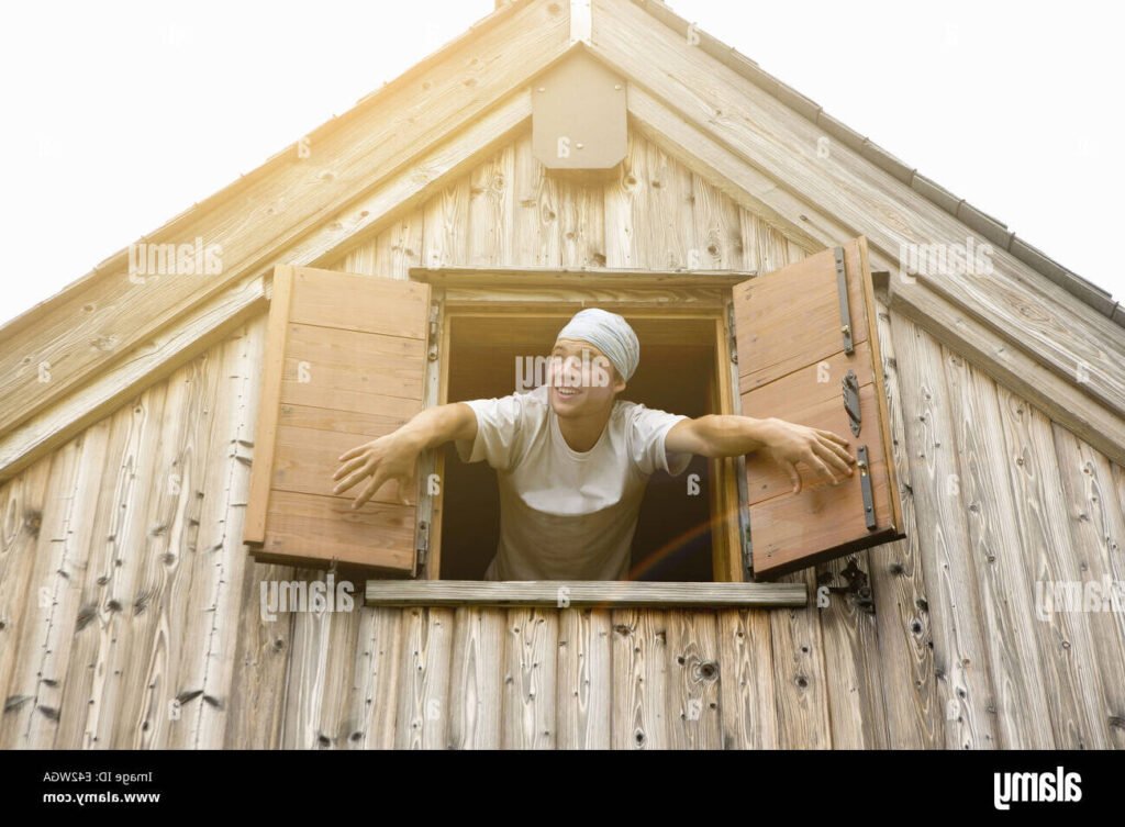 volet en bois penche sur une facade