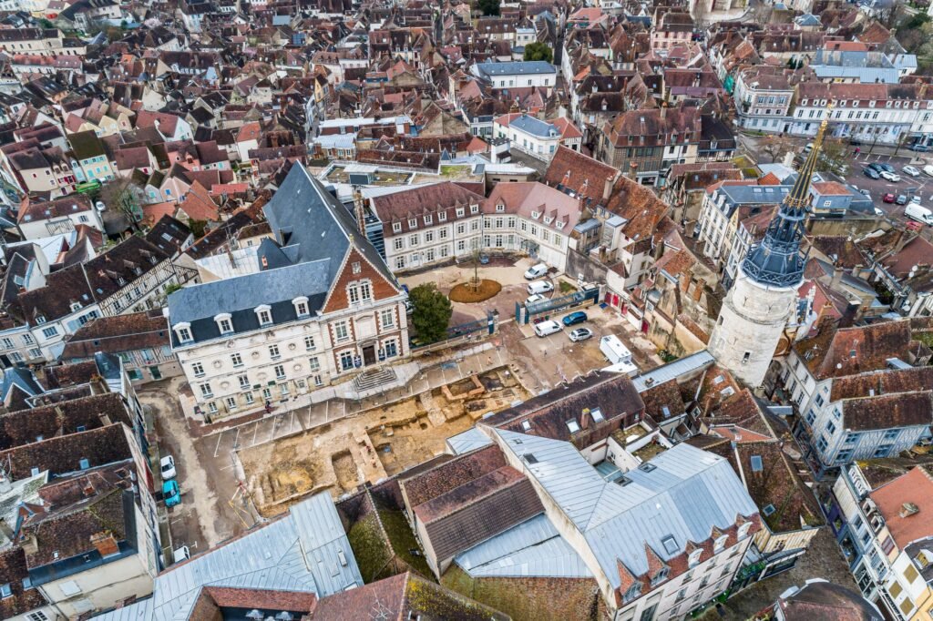 vue aerienne dauxerre avec leclerc