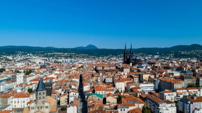 Qu'est-ce que le Grand Mess à Clermont-Ferrand et quand a-t-il lieu 1 vue aerienne de clermont ferrand animee