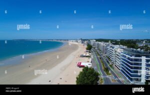 vue aerienne de la baule et ses plages