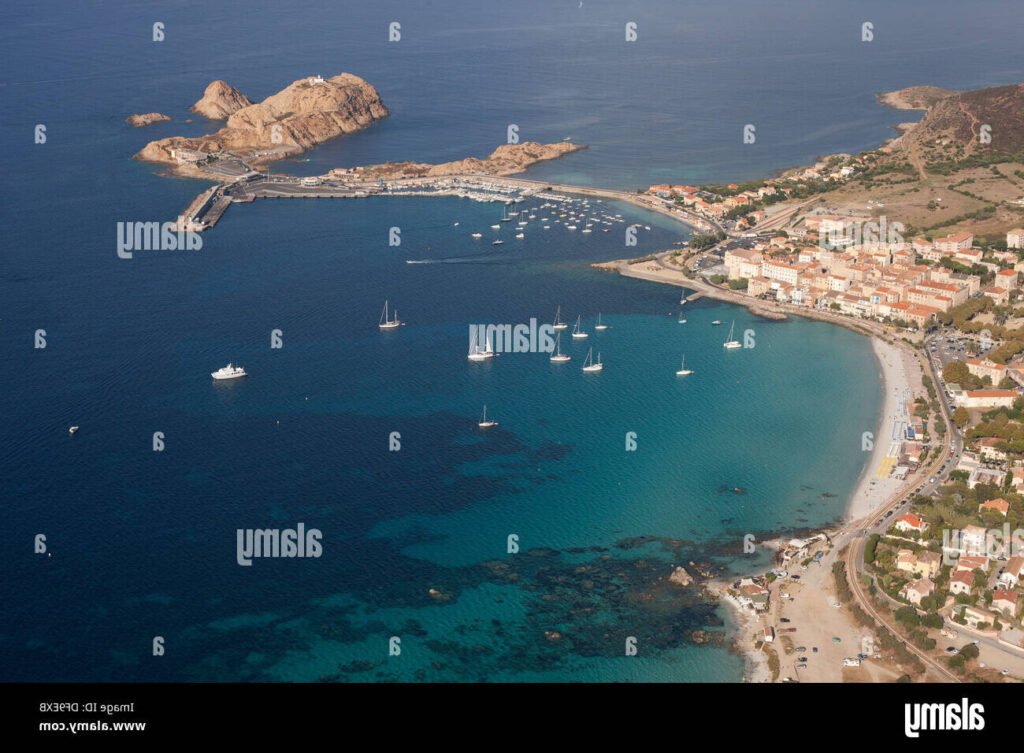 vue aerienne de lile rousse et ses plages