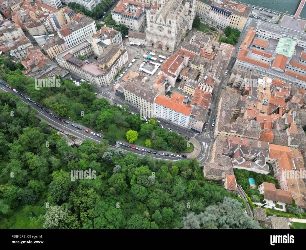 vue aerienne de lyon et ses routes