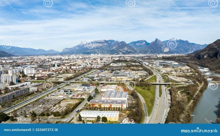 Où se trouve le Pomo Hotel & Restaurant avenue de Kimberley à Échirolles 12 vue aerienne dechirolles et ses environs