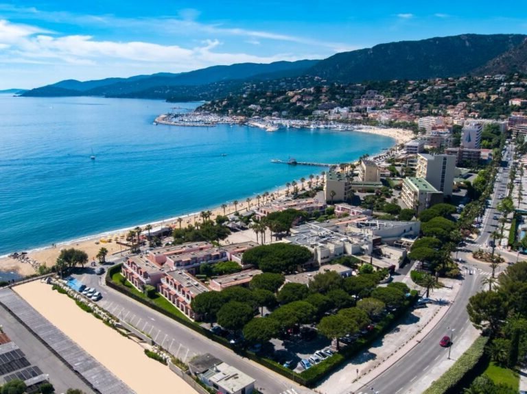 Où se trouve l’Oustal del Mar au Lavandou