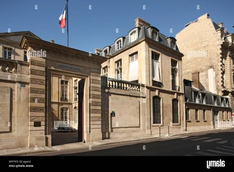 vue de la rue de varenne a paris