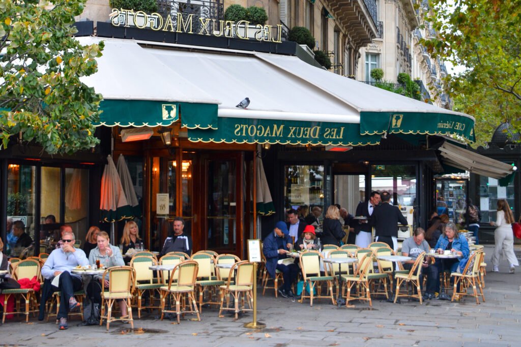 Où se situe le café Les Deux Magots à La Roche-Bernard