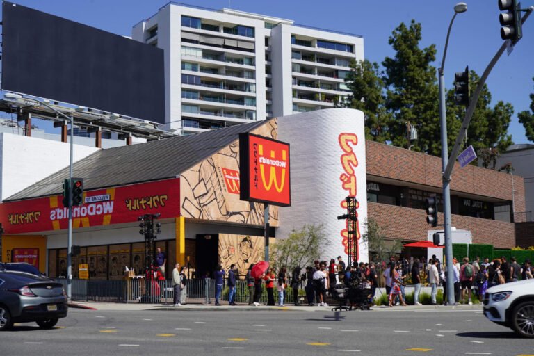 vue exterieure animee du mcdonalds a nancy