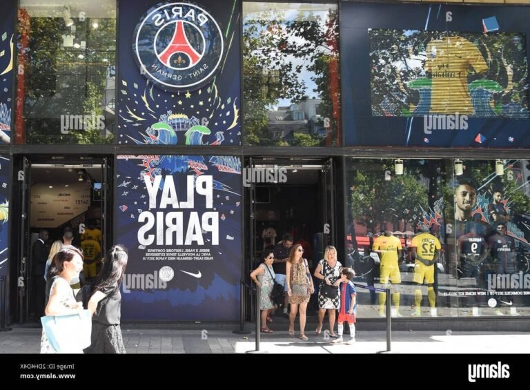 vue exterieure de la boutique psg champs elysees