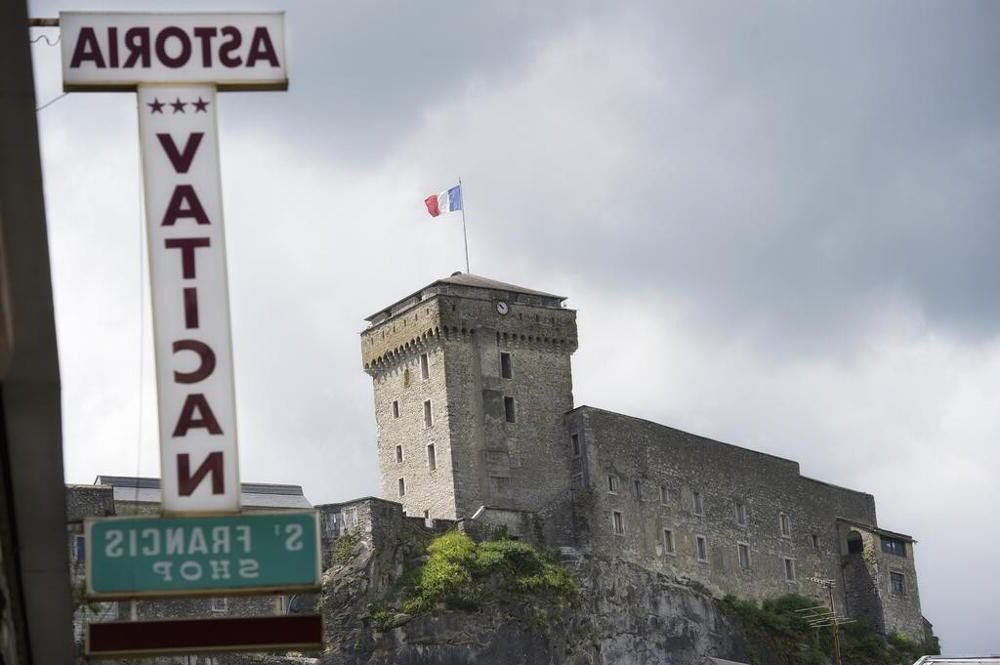 vue exterieure de lhotel astoria a lourdes