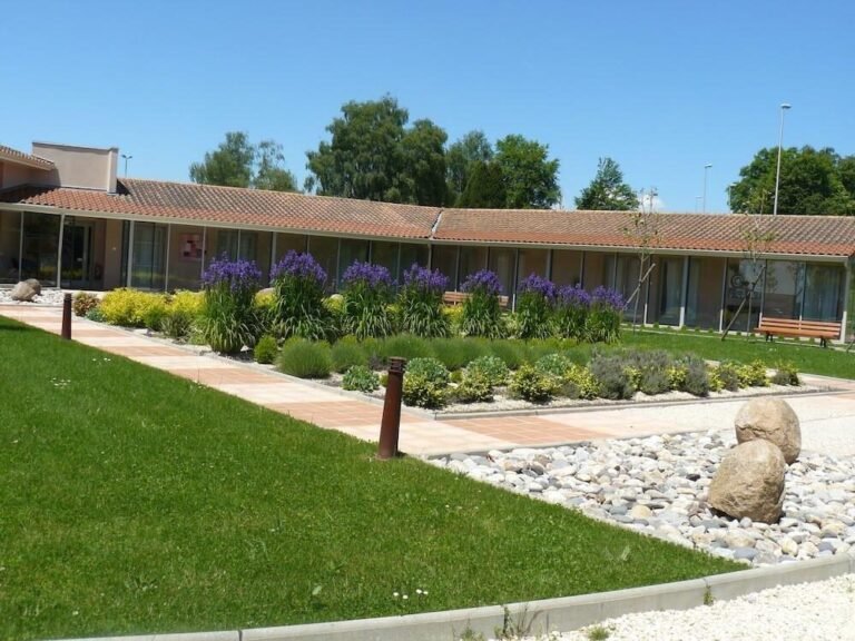 Où se trouve le Brit Hotel des Alizés à Pornic et quelles sont ses prestations 29 vue exterieure du brit hotel des alizes