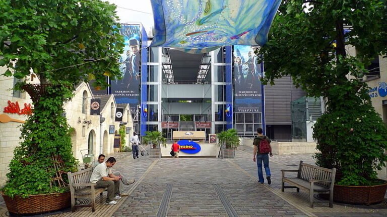 Que faut-il savoir sur le cinéma UGC Ciné Cité de Strasbourg 38 vue exterieure du cinema ugc cine cite