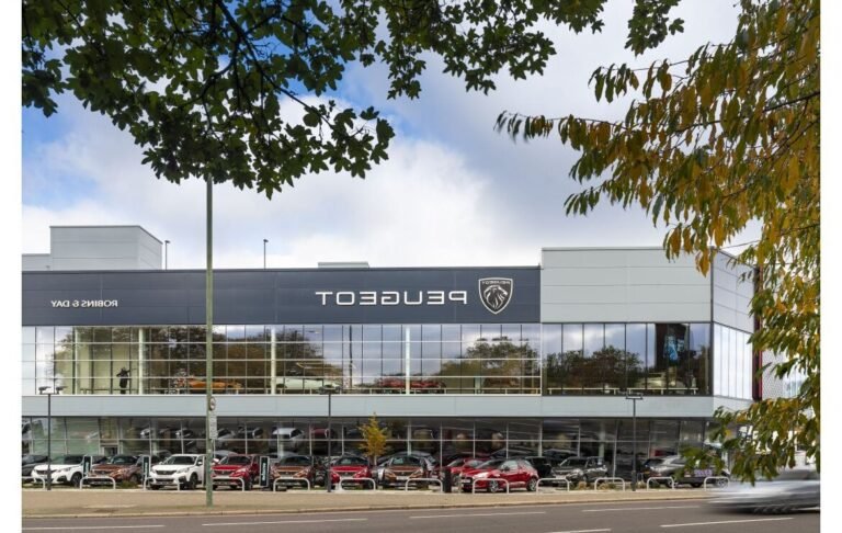 Que savoir sur Peugeot Stellantis &You au Grand Quevilly 42 vue exterieure du concessionnaire peugeot stellantis