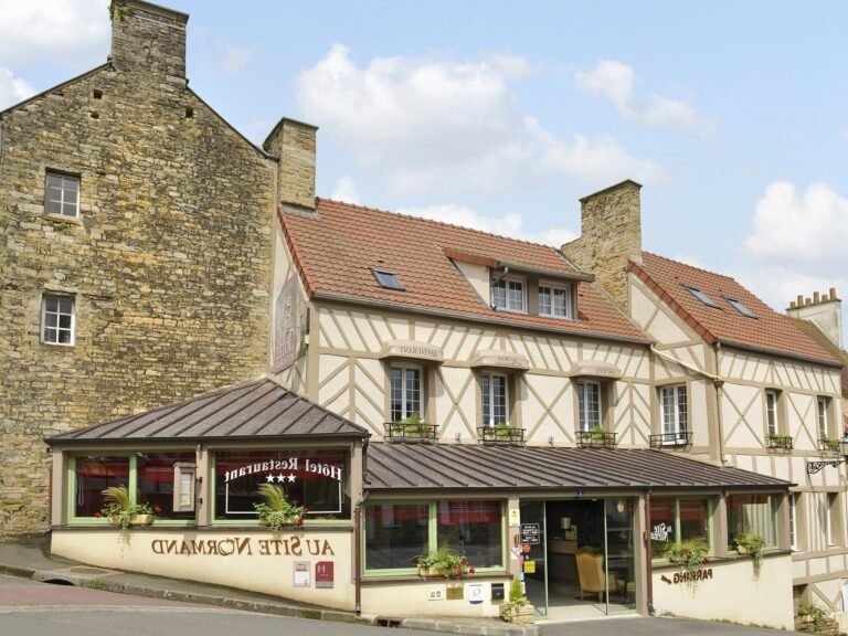 Où trouver les meilleurs hôtels à Clécy dans le site normand 21 vue panoramique de clecy et ses hotels