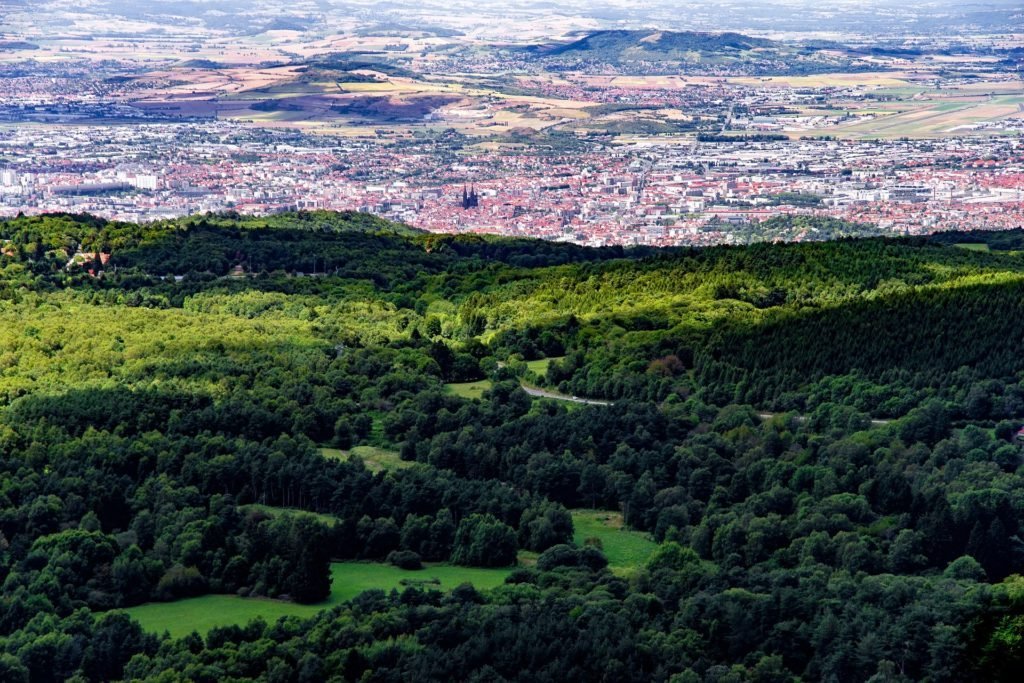 vue panoramique de clermont ferrand et ses paysages