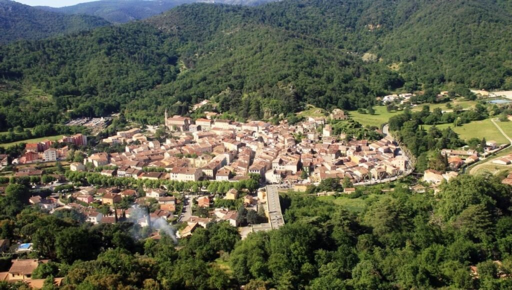 vue panoramique de collobrieres en provence