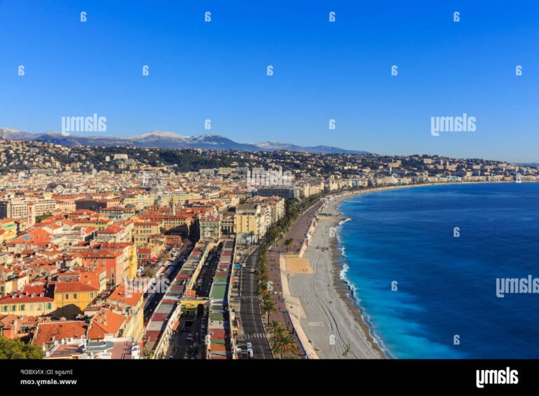 vue panoramique de la plage de nice