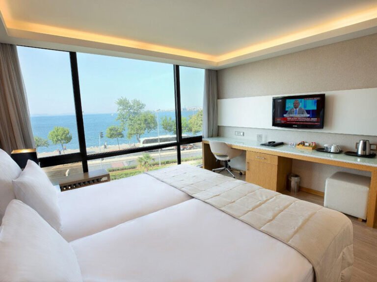 Où se trouve l'hôtel et spa La Tour aux Crabes 7 vue panoramique de lhotel au bord de mer