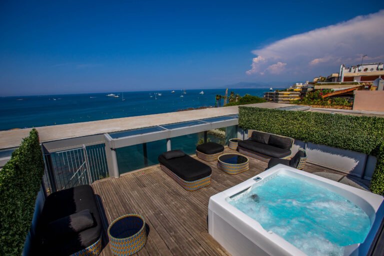 Pourquoi choisir l'Hôtel Royal Antibes pour un séjour de luxe en bord de mer 13 vue panoramique de lhotel royal antibes