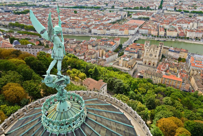 vue panoramique de lyon avec activites diverses