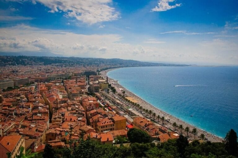 Comment organiser un rendez-vous entre amis à Nice 10 vue panoramique de nice et ses plages