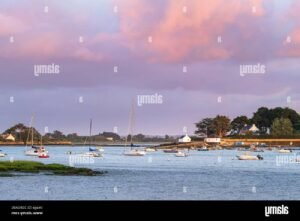 vue panoramique de saint armel au coucher de soleil