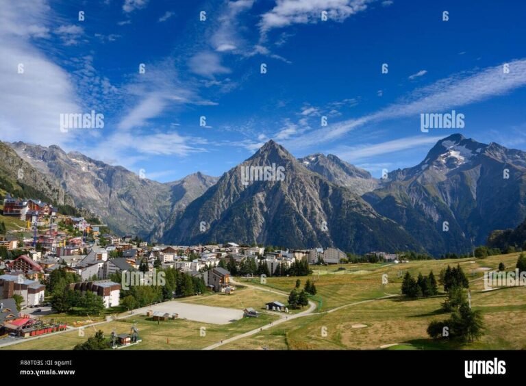 vue panoramique des deux alpes en ete