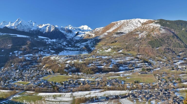 vue panoramique des montagnes a saint lary