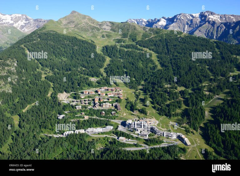 Où trouver un hôtel à Puy Saint Vincent près de Saint Roch 8 vue panoramique des montagnes de puy saint vincent