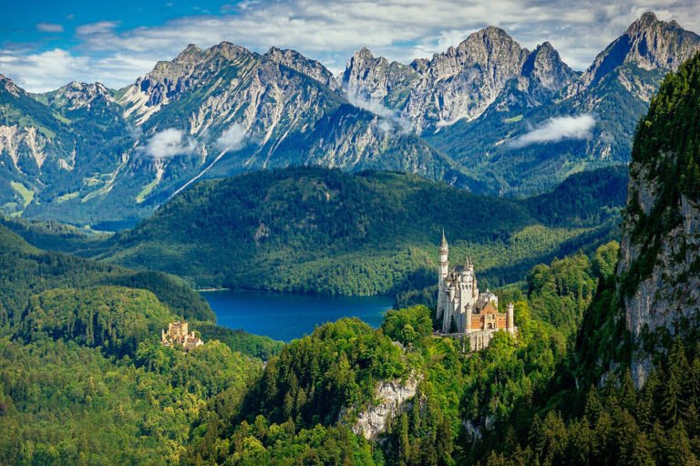 vue panoramique du chateau dentre deux monts