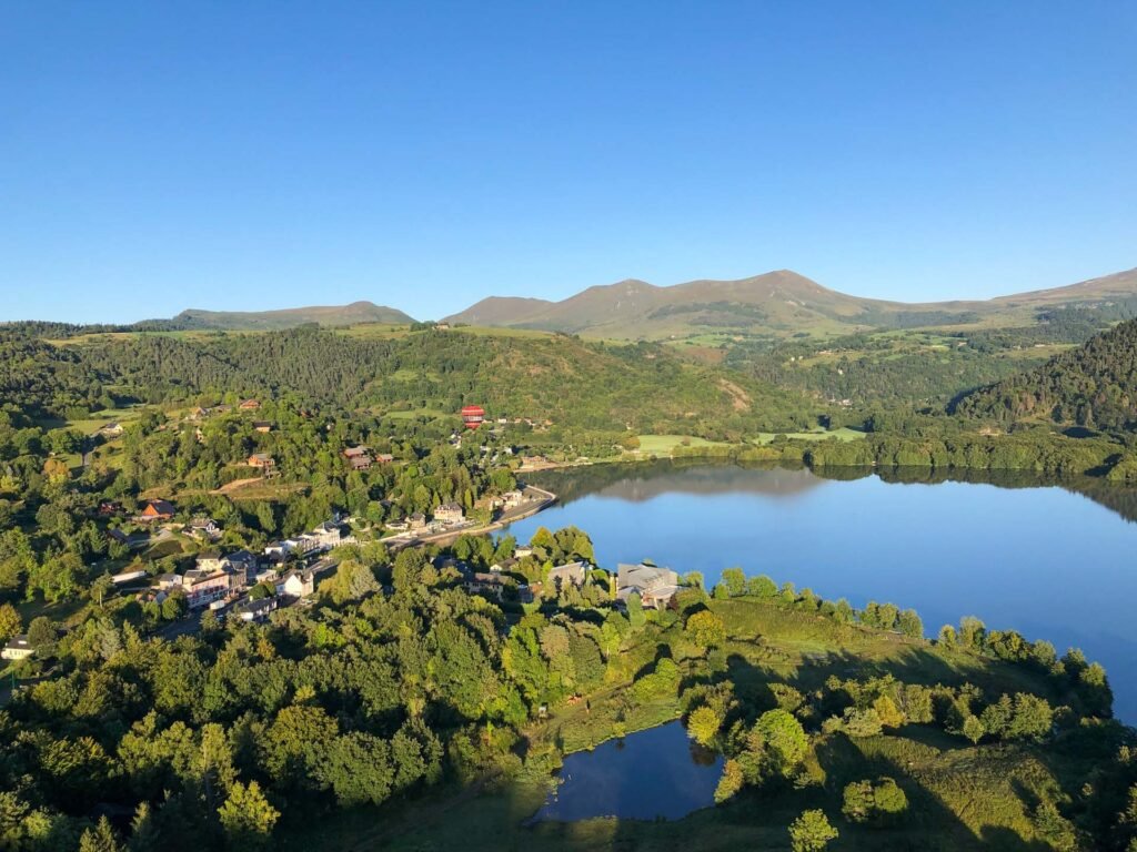 Quel est l’hôtel idéal au lac Chambon pour un séjour inoubliable