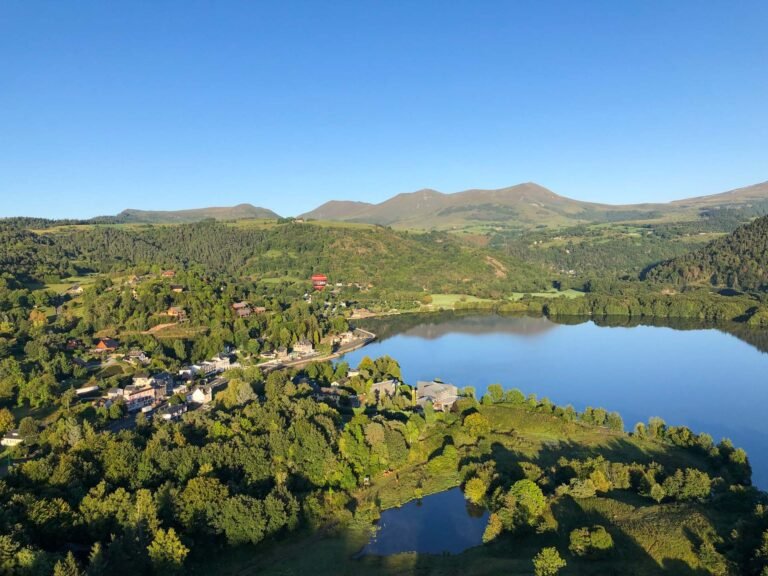 vue panoramique du lac chambon et montagnes