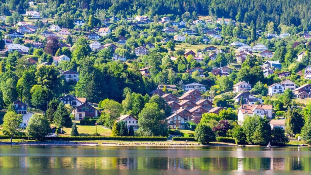 Où se situe l’hôtel L’Écho du Lac à Gérardmer et quels sont ses services