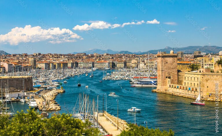 vue panoramique du vieux port de marseille 1