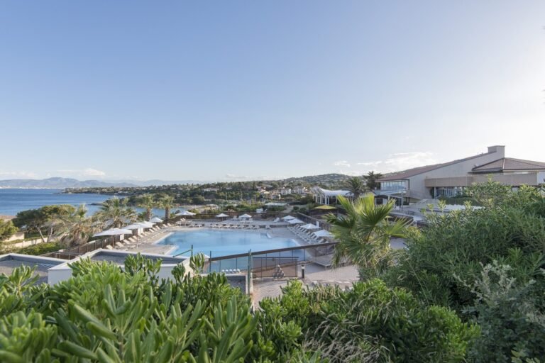 vue panoramique du village club et plage