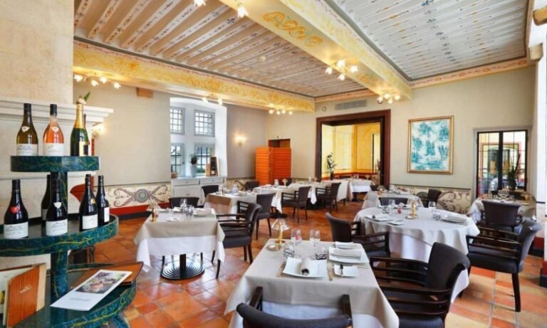 Quel est le meilleur hôtel-restaurant de charme en Beaujolais 36 vue pittoresque dun hotel restaurant en beaujolais